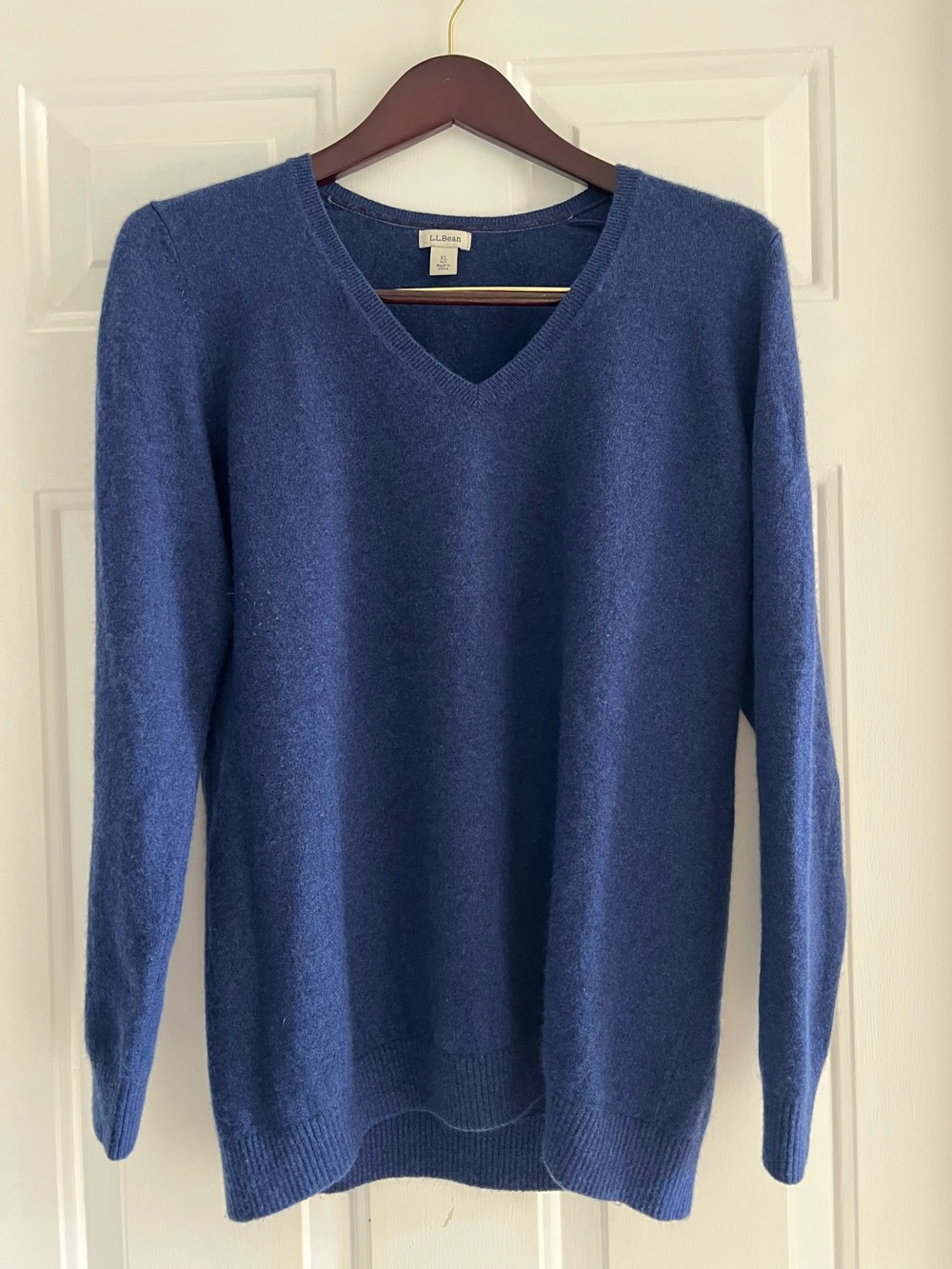 Cashmere L.L. Bean women’s  V-Neck Sweater in Navy Blue